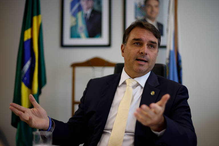 Impedir candidatura de Bolsonaro seria atrocidade e interferência na democracia, diz Flávio