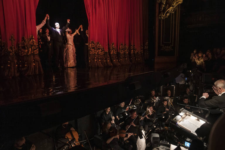 Orquestra tocando durante apresentação de "O Fantasma da Ópera" na Broadway em fevereiro de 2023. É o musical mais duradouro da Broadway, que sai de cartaz em março e foi fonte de estabilidade para os membros da orquestra