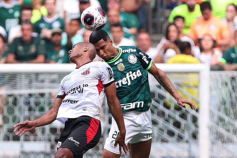 Disputa de bola durante confronto entre Palmeiras e Ituano pela semifinal do Campeonato Paulista