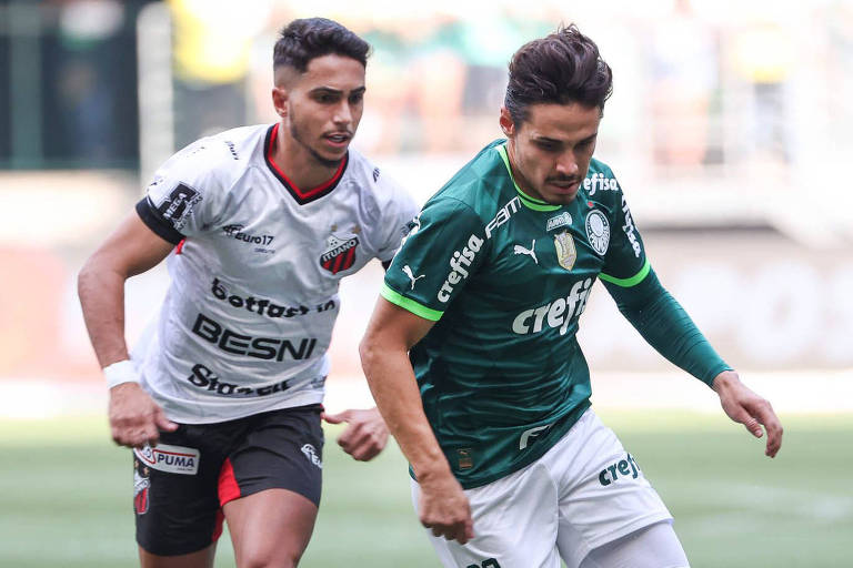 Raphael Veiga (à dir.) durante confronto entre Palmeiras e Ituano pelo Campeonato Paulista