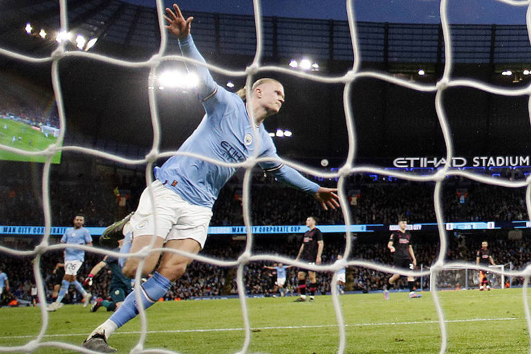 Erling Braut Haaland comemora gol em partida do Manchester City