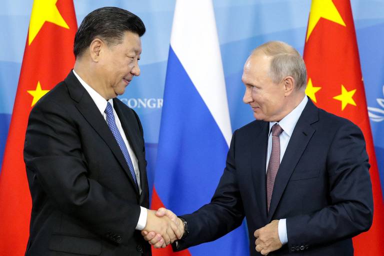 Em foto de setembro de 2018, o presidente da Russia, Vladimir Putin, aperta a mão de seu contraparte, o líder chinês Xi Jinping. Os dois se reúnem nesta segunda-feira (20) em Moscou. 

