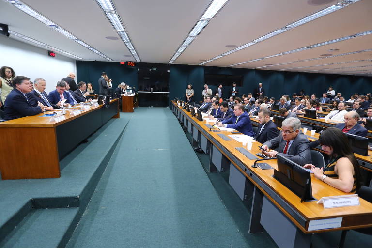 Imagem do plenário da uma comissão na Câmara