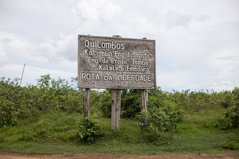 Placa na entrada dos quilombos Kalémba, Engenho da Ponte, Engenho da Praia, Tombo, Kaloré e Embiára que ficam na região do Vale do Iguape, microrregião pertencente ao município de Cachoeira no Recôncavo da Bahia, composta por 18 comunidades quilombolas