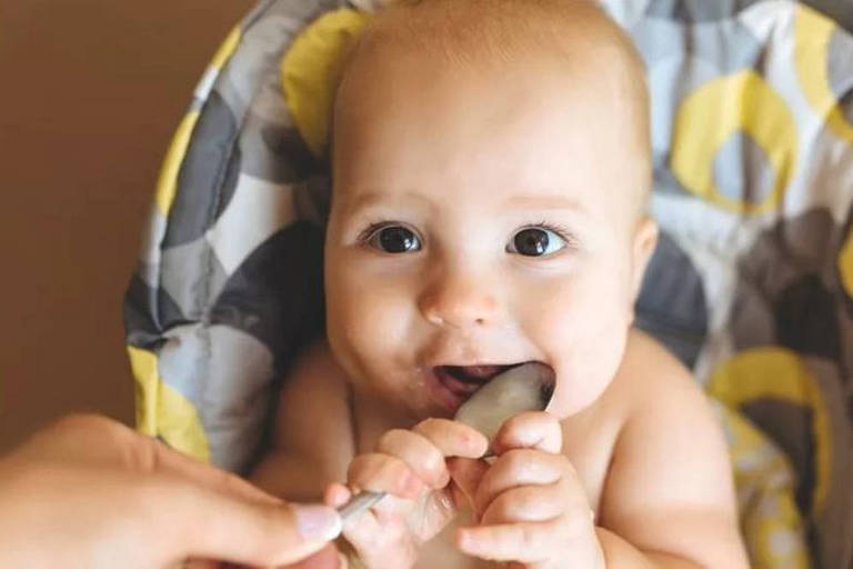 Dar manteiga de amendoim a bebês pode reduzir casos de alergia em 77%, diz estudo