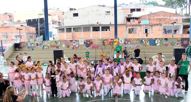 Crianças atendidas pela Associação Camila, que age por direitos sociais e promove uma cultura de paz em Osasco