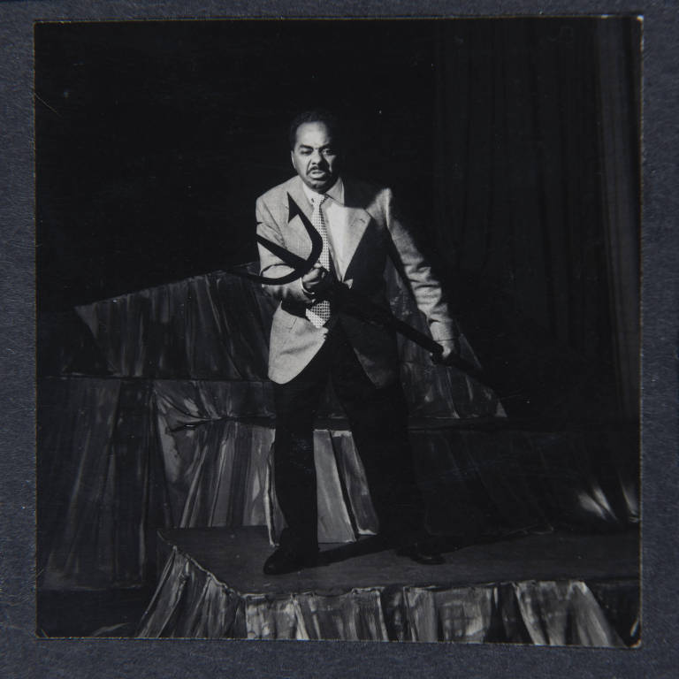 Abdias Nascimento durante apresentação da peça Sortilégio, 1957. Fotografia de José Medeiros