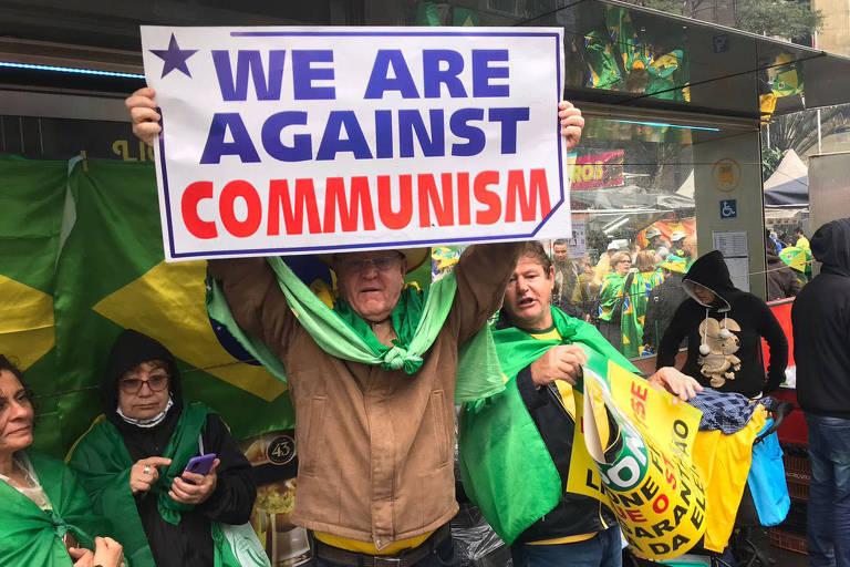 Cartaz em inglês diz "Somos contra o comunismo" em ato bolsonarista do 7 de Setembro na av. Paulista no ano passado