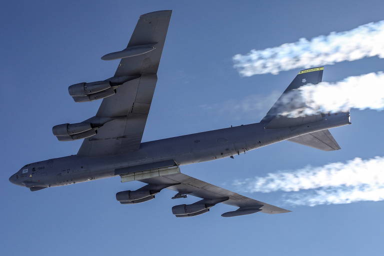 Um B-52 chega ao Reino Unido pouco antes do começo da Guerra da Ucrânia, em fevereiro do ano passado
