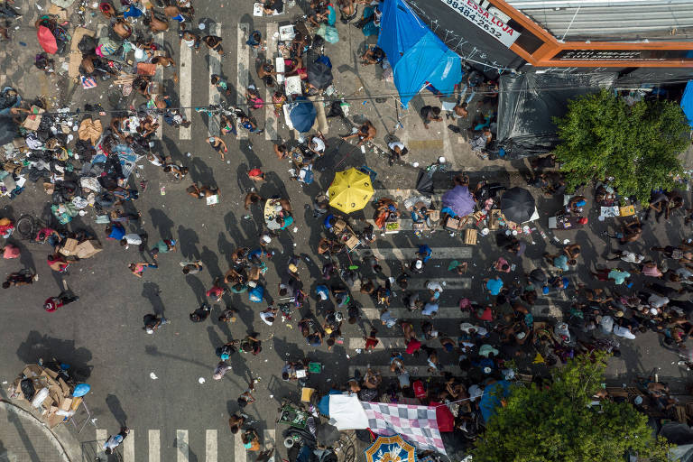 Aglomeração de usuários de drogas impede circulação de veículos na rua dos Gusmões esquina com a rua Conselheiro Nébias, no centro 
