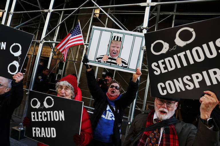 Manifestações a favor de Trump e contra ele acontecem diante do tribunal de Nova York
