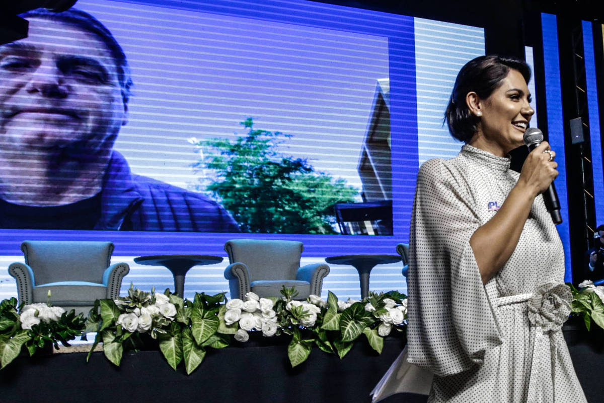 Michelle Bolsonaro chora ao falar de ataque à filha 