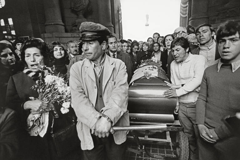 O enterro de Pablo Neruda pelas lentes de Evandro Teixeira em 73
