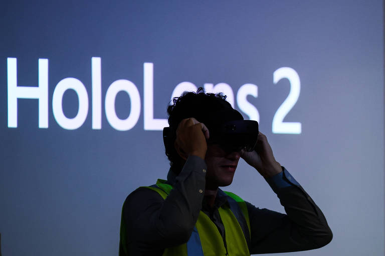 Microsoft lança no Brasil óculos que projetam hologramas