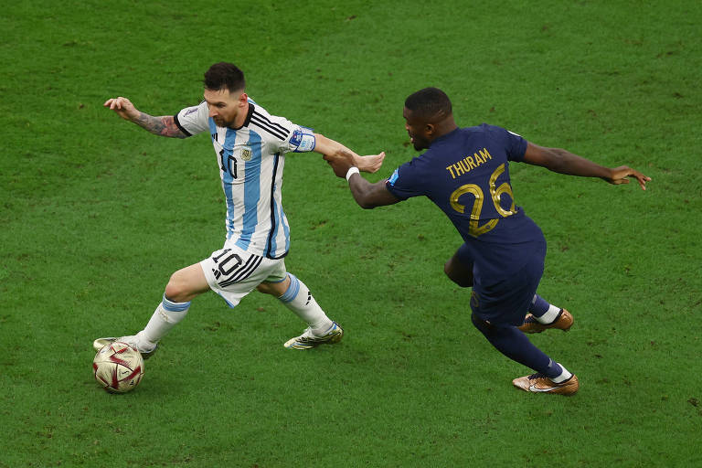 Messi carrega a bola durante a final da Copa do Mundo contra a França