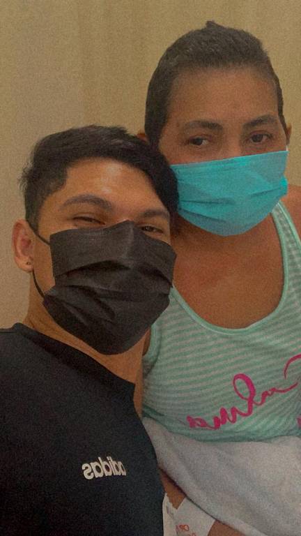 Depois de três meses de hospitalização, Sandra Maria Rosário (na foto ao lado do filho) morreu em abril de 2022 na capital amazonense devido a complicações associadas à Covid
