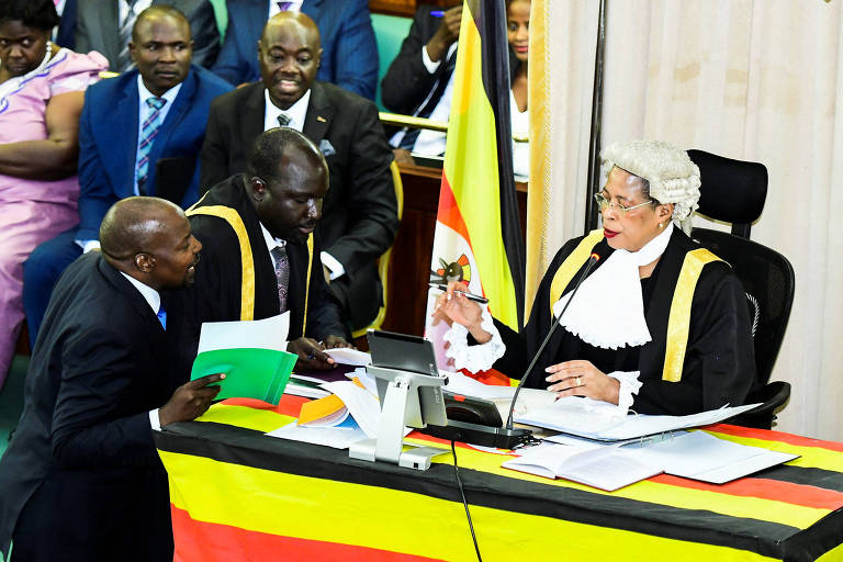 A presidente do parlamento de Uganda, Anita Annet Among, conversa com legisladores durante votação do projeto de lei que reprime pessoas LGBTQIA+ no país africano