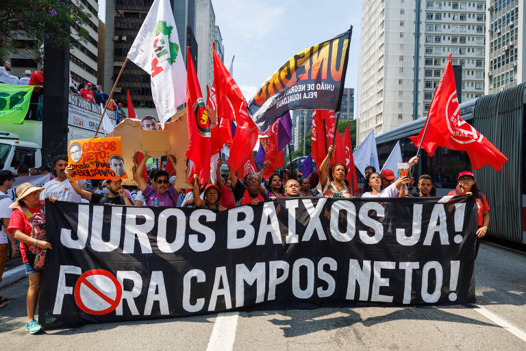 Os sindicalistas realizaram ato contra juros altos nesta terça-feira na porta do Banco Central em São Paulo