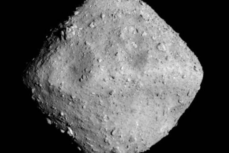 Imagem do asteroide Ryugu feita antes de a sonda japonesa Hayabusa2 aterrissar em sua superfície, em 2019, quando coletou amostras de rochas