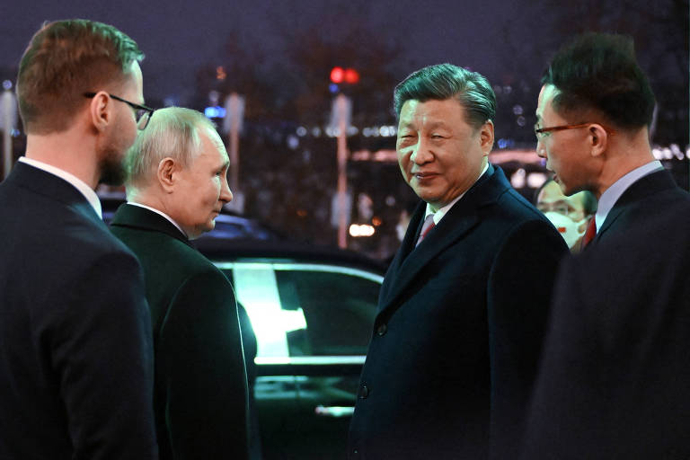 O presidente da Rússia, Vladimir Putin, e o líder da China, Xi Jinping, deixam o Kremlin, em Moscou