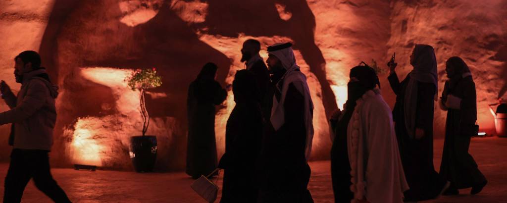 Público visita a área de entretenimento do parque Boulevard World, na cidade de Riad, na virada do ano