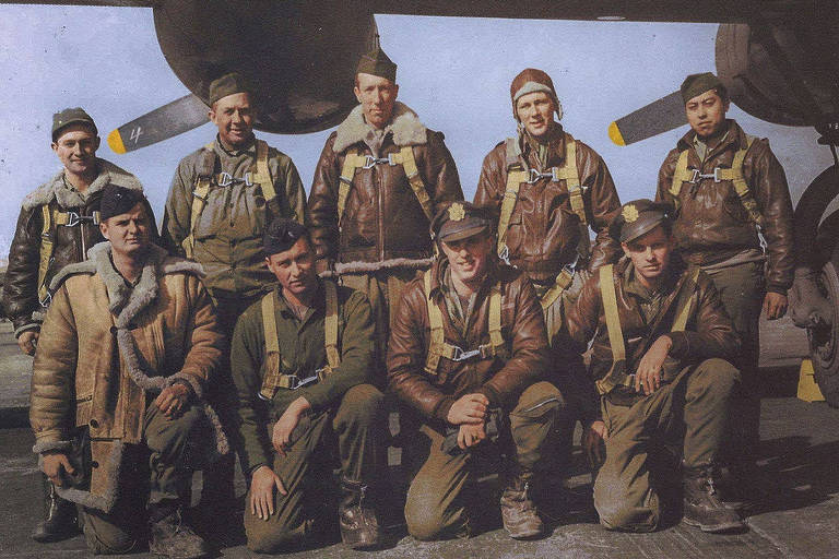 Foto sem data mostra William B. Montgomery, o segundo da direita para a esquerda na fileira da frente, com outros membros das Forças Aéreas dos EUA