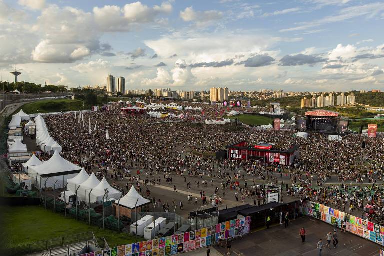 SÃO PAULO, SP - 25.03.2023: LOLLAPALOOZA BRAZIL 2023 - The public awaits  the performances on the Chevrolet stage this Saturday (25), the second day  of the Festival Lollapalooza Brasil 2023, held at