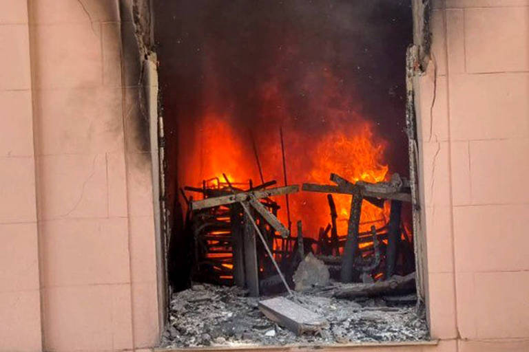 A foto mostra fogo dentro do Instituto de Educação, em Belo Horizonte.