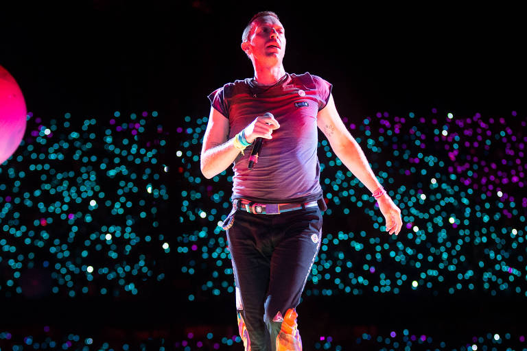 Chris Martin, do Coldplay, pede a fãs que devolvam pulseiras por serem caras