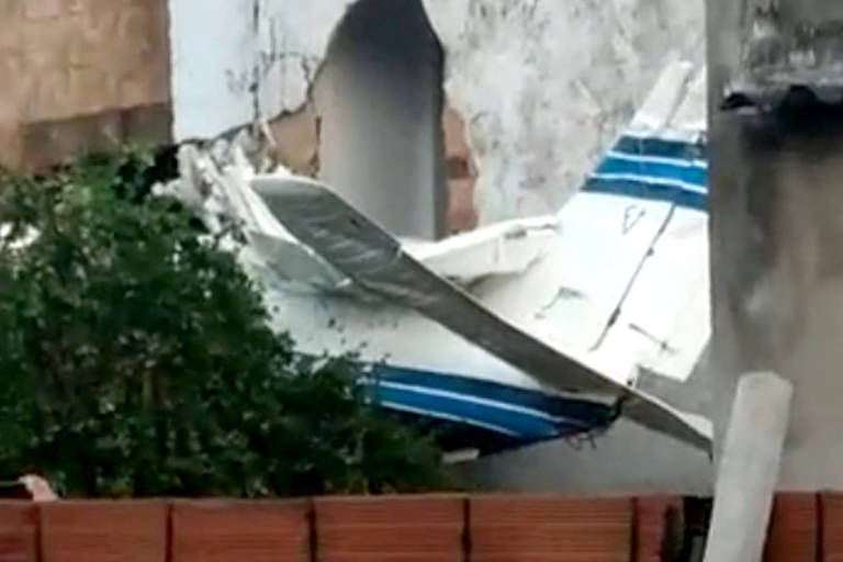 Dois morrem e quatro ficam feridos após avião cair em sobrado em Goiânia