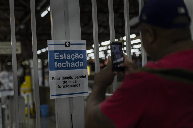 Usuários encontraram a estação Tatuapé, na linha 3-vermelha do metrô, fechada. As linhas 1-azul e 2-verde também estão paradas no início da manhã desta quinta-feira (23) por causa de uma greve de 24 horas dos metroviários em São Paulo