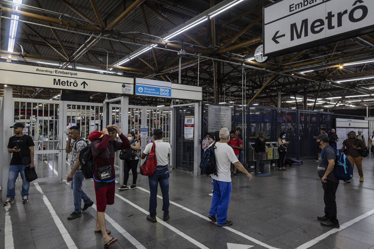 Usuários encontraram a estação Tatuapé (Linha 2-vermelha) fechada na manhã desta quinta-feira (23)