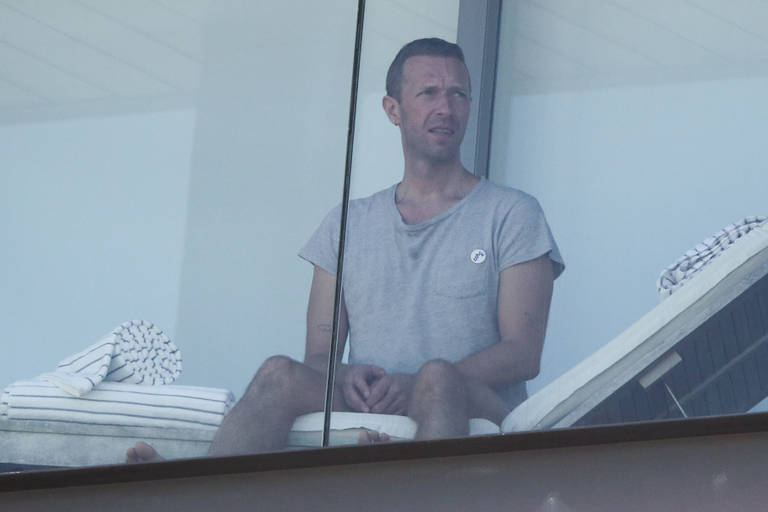 Chris Martin, do Coldplay, é visto de cueca em varanda de hotel no Rio de Janeiro