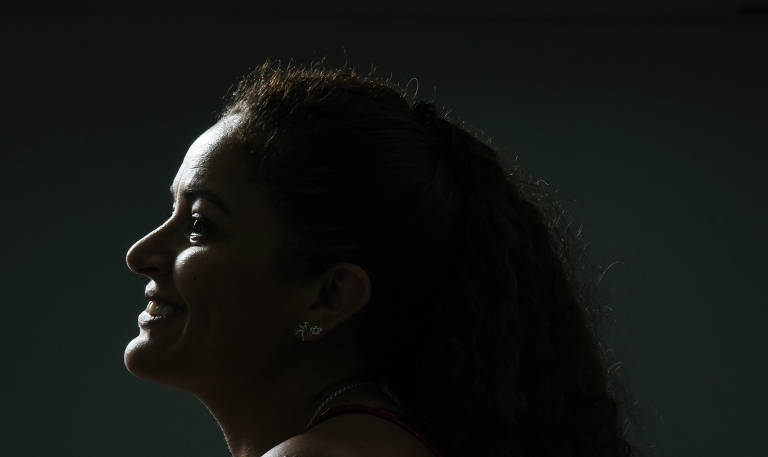 Regina Célia, 43, tem orgulho da idade e de ser universitária