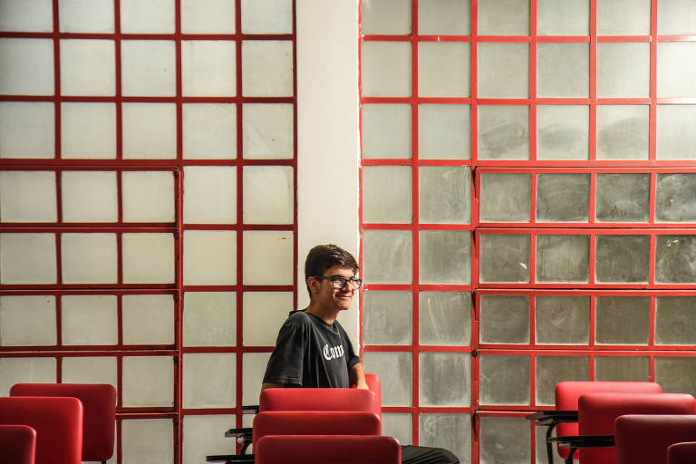 Luca de Oliveira, 18, costuma ouvir conselhos e cobranças das colegas mais velhas do curso de enfermagem