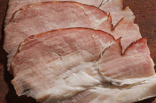 Bacon de lombo, que tem um formato mais cilíndrico