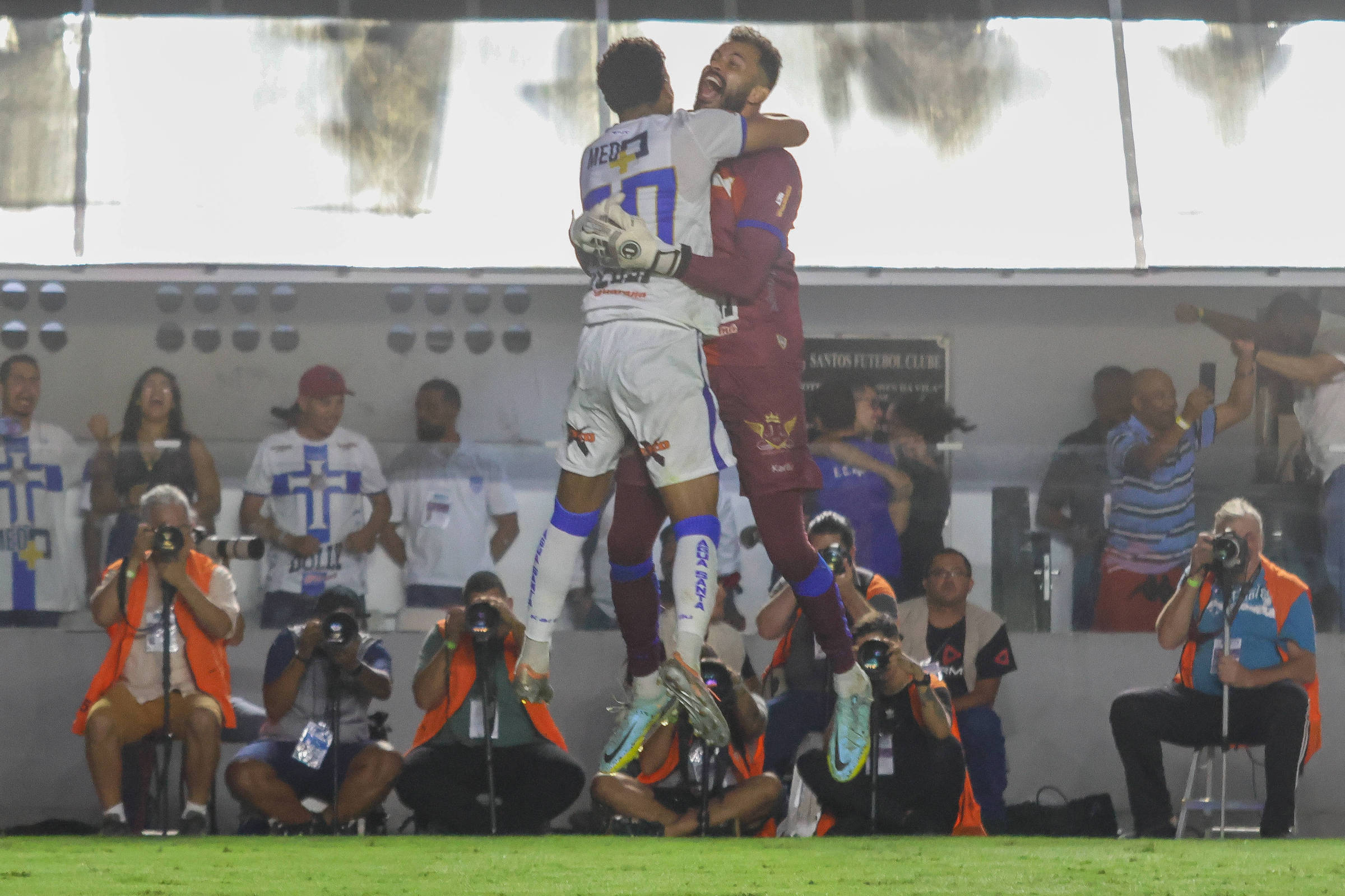 Violência entre jogadores e treinador vale derrota às duas equipas