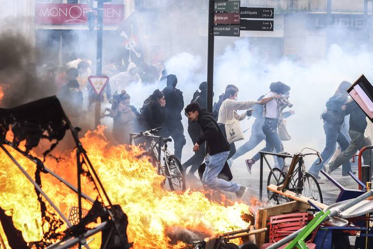 Fogo e antimacronismo marcam protestos na França com 1 milhão nas ruas