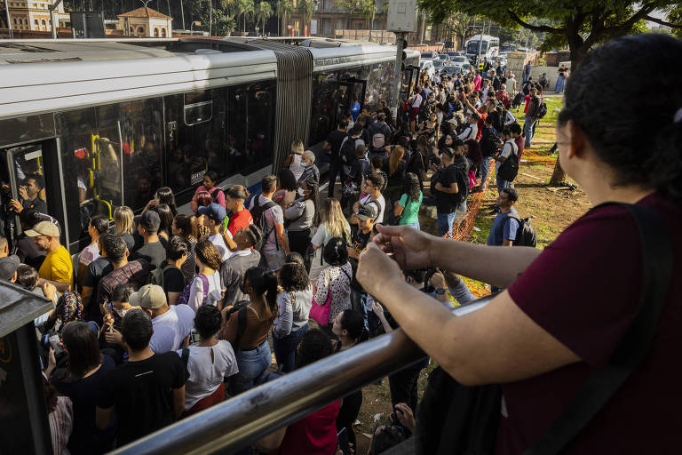 Passageiros tentam acessar ônibus ao lado de fora da estação da Luz do metrô