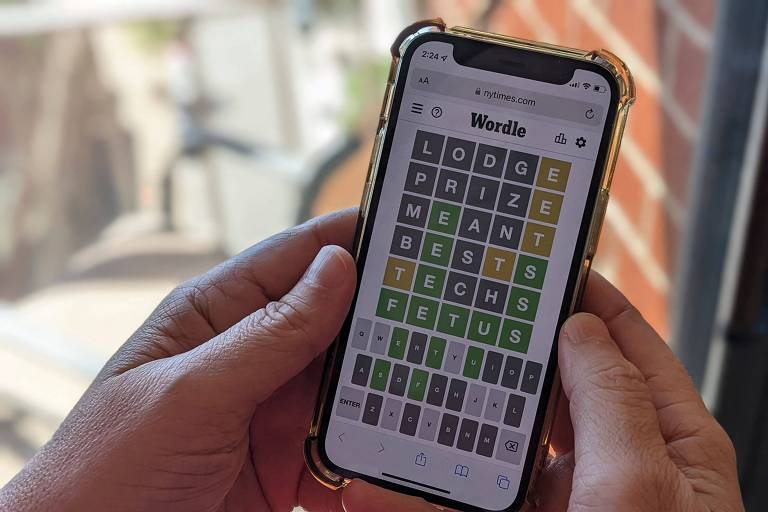 Pessoa joga "Wordle" em seu telefone nos EUA