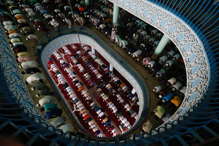 Muçulmanos oram na primeira sexta do Ramadã em Bangladesh; veja fotos de hoje
