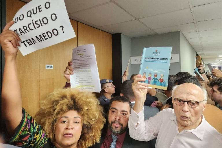 Ediane (PSOL), Marcolino (PT) e Suplicy (PT) protestam durante o protocolo de CPIs na Alesp