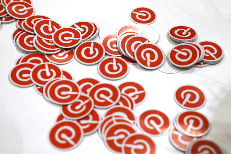 Várias moedas com o logo da rede social Pinterest. Imagem foi registrada em evento em Toronto, no Canadá