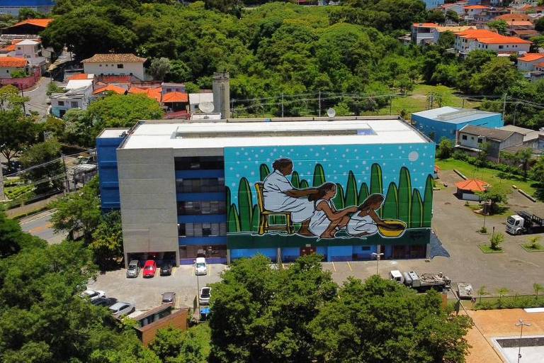 Artista Minura fez mural no CEU Butantã, em São Paulo