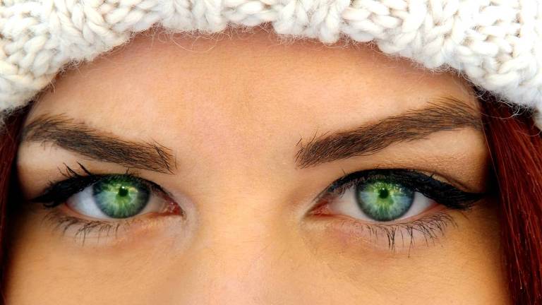 Mulher de olhos verdes brilhantes