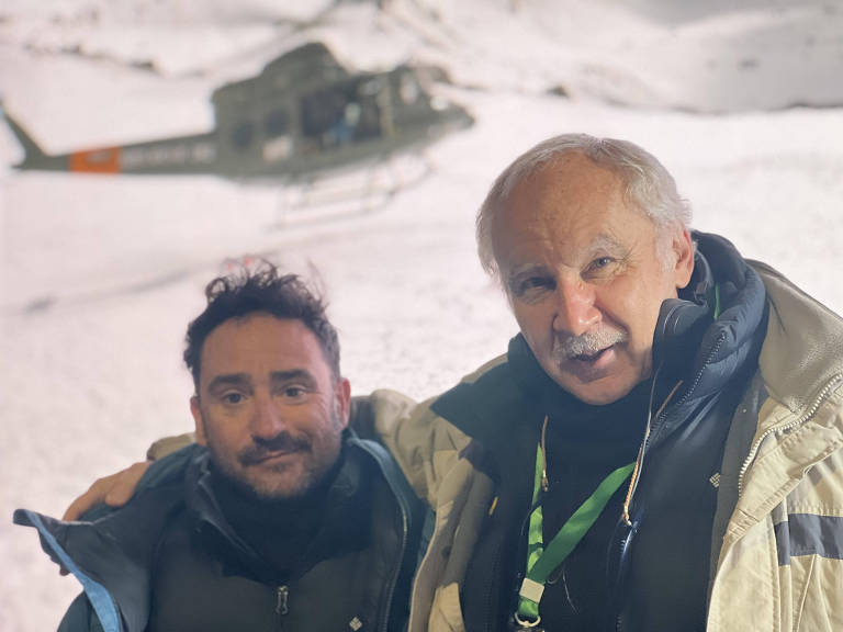 Pablo Vierci (à dir.), autor do livro 'A Sociedade da Neve', no local do acidente nos Andes, junto com o diretor J.A. Bayona, que está fazendo um filme sobre a obra