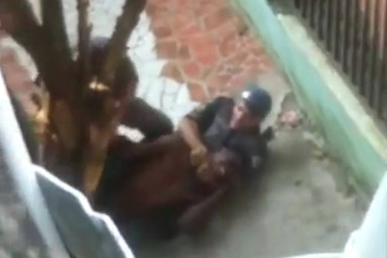 Homem negro e vestindo apenas bermuda é enforcado e agredido por policiais militares em Carapicuíba 