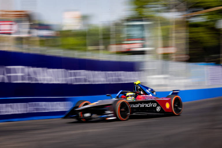 Brasileiro Lucas Di Grassi em ação na pista do Sambódromo do Anhembi