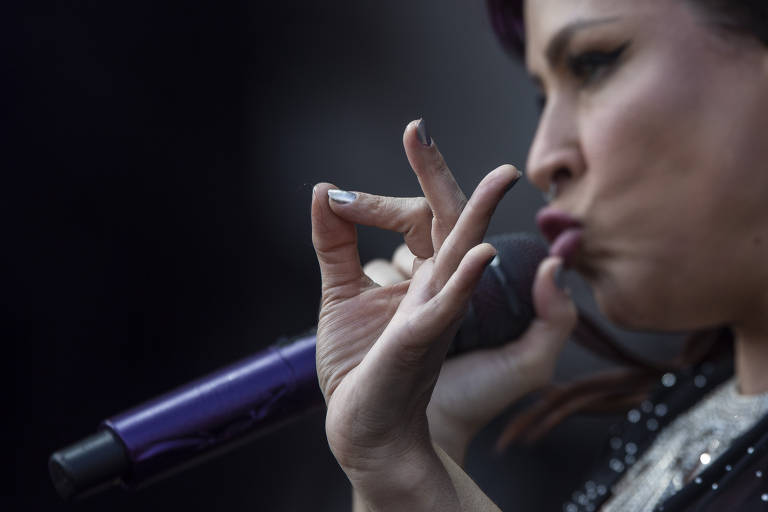 A cantora Pitty se apresenta no palco Adidas durante o segundo dia da 10ª edição do Lollapalooza