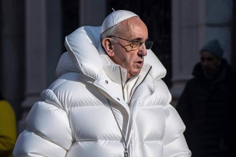 Montagem mostra o Papa Francisco vestindo uma jaqueta branca. Ele aparece andando em uma rua, vestindo um jaquetão de nylon branco e seu crucifixo no peito.